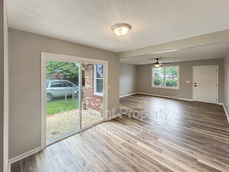 2BR/2BA Beautifully renovated duplex property image