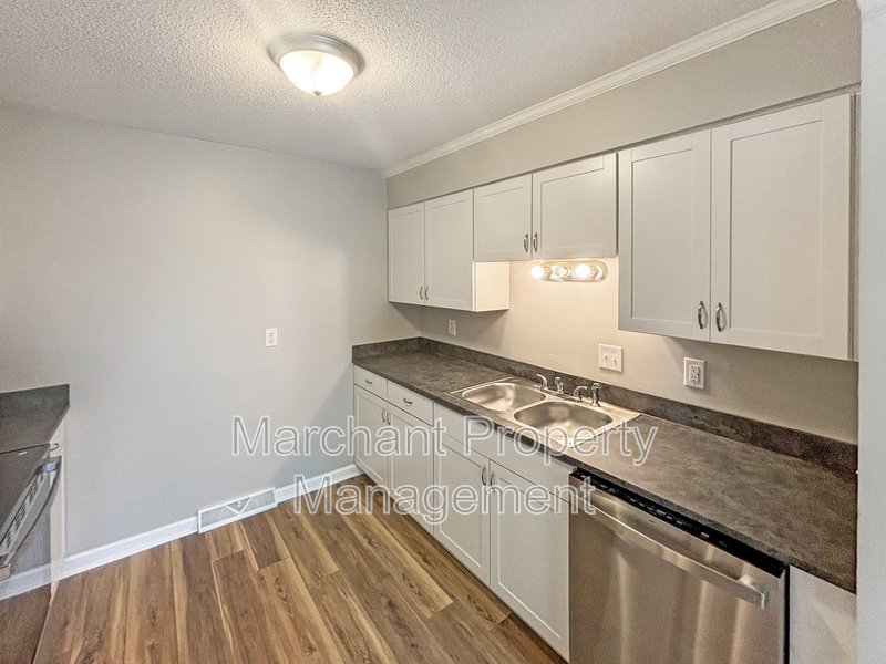 2BR/2BA Beautifully renovated duplex property image