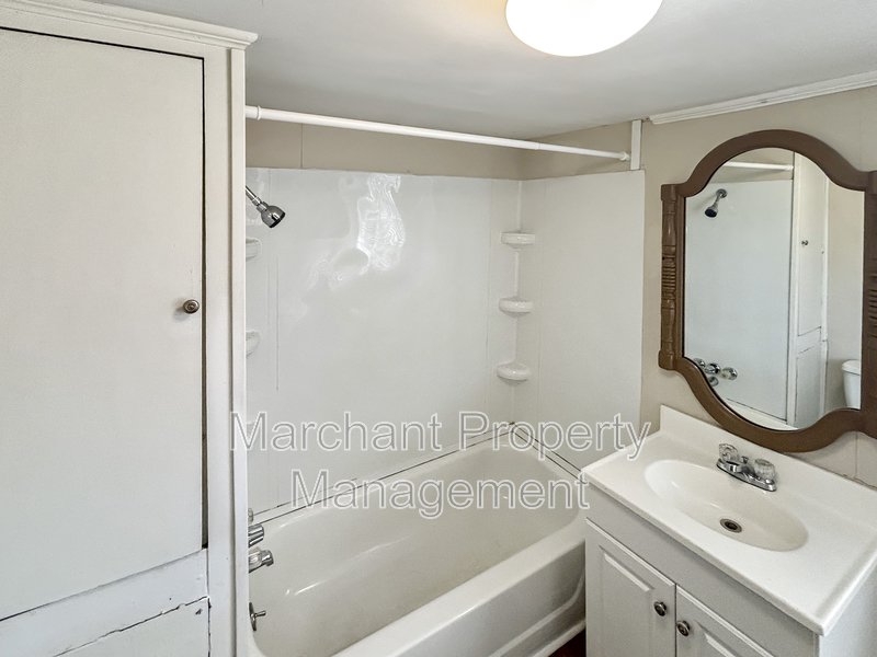 Beautifully remodeled 2 BR house in West Greenville property image