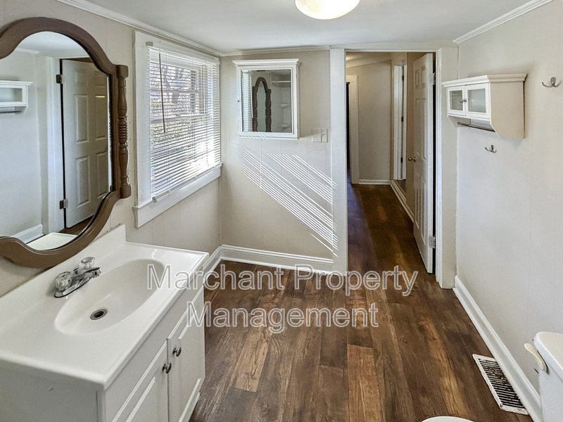 Beautifully remodeled 2 BR house in West Greenville property image