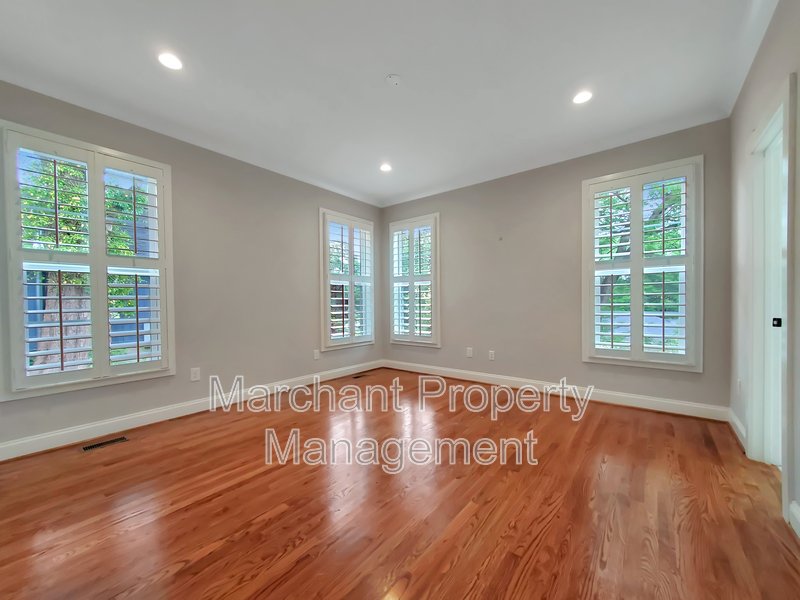 Don't miss out this 3BR, 2.5BA in North Main! property image