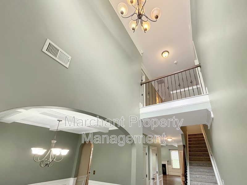 5BR 3.5BA Craftsman-style on cul-de-sac property image