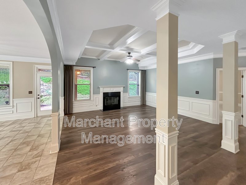 5BR 3.5BA Craftsman-style on cul-de-sac property image