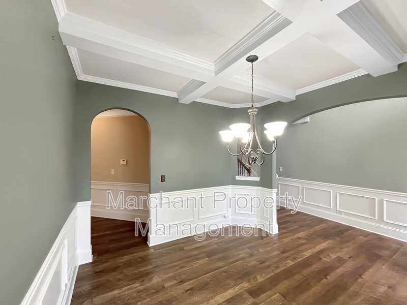 5BR 3.5BA Craftsman-style on cul-de-sac property image
