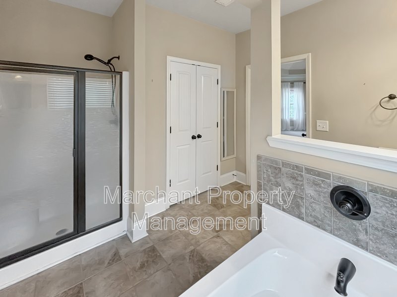 5BR 3.5BA Craftsman-style on cul-de-sac property image